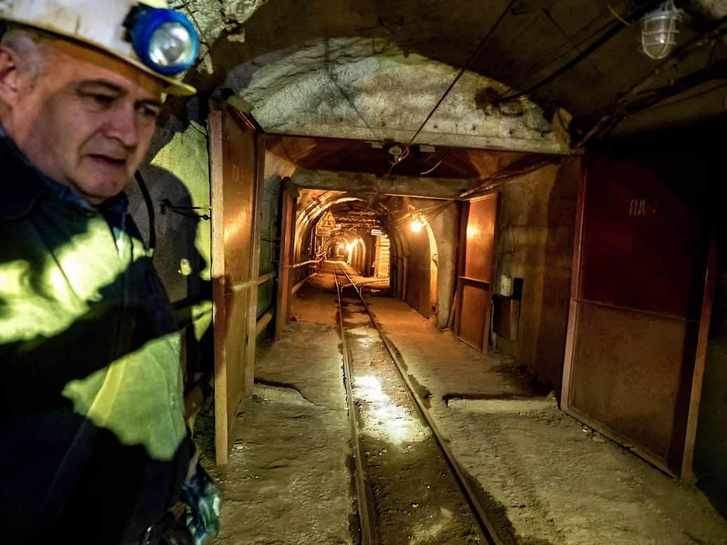 У месторождения Забытое в Приморье меняется инвестор стало известно Ъ Партнер композитного дивизиона Росатома по части проектов Орбита Инвест планирует приобрести 100 АО Приморвольфрам владеющего лицензией на разведку и добычу вольфрама и олова на месторождении Забытое в Приморском крае Забытое одно из семи месторождений в России где идет добыча вольфрама Разведанные и оцененные запасы 11 4 тыс тонн и 757 тонн Актив может быть в основном интересен для добычи концентрата на экспорт Евгения Яблонская Коммерсантъ Ъузнал