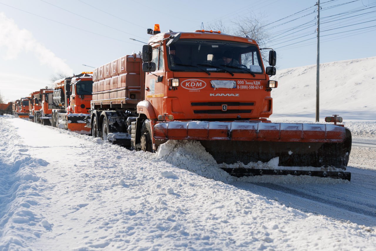 Федеральная трасса Р 228 Сызрань Саратов Волгоград закрыта для движения грузовиков и автобусов до особого распоряжения Информация об этом появилась на официальном сайте ФКУ Упрдор Нижне Волжское обслуживающее дороги Саратовской области Как следует из сообщения ведомства ограничения действуют на участке с 429 по 47 километр от границы Волгоградской и Саратовской областей Причина остановки движения неблагоприятные погодные условия сильный ветер скоростью более 20 метров в секунду дождь со снегом метель гололедица и видимость менее 20 метров Дорожники уверяют ограничение будет действовать до особого распоряжения и просят воздержаться от поездок по трассе до улучшения дорожной обстановки В случае же если на трассе возникла чрезвычайная ситуация и нужна помощь дорожные службы просят обращаться по телефонам диспетчерской службы управления 8 800 222 21 64 8 927 131 39 98