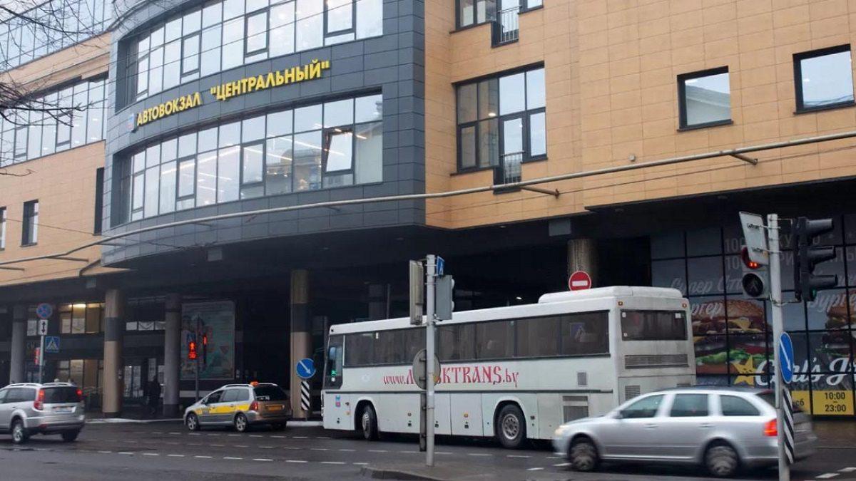 «Минсктранс» с 14 августа приостановит часть рейсов из Минска в Вильнюс  На предприятии рассказали, что «до получения необходимых разрешительных документов временно приостанавливается» выполнение трех рейсов.   А именно: отправлением из Минска в 1:50, 10:20 и 12:00, а из Вильнюса — в 8:00, 17:30 и 18:00 соответственно.  Как сообщили OL в компании, приостановлено выполнение только этих рейсов. Все остальные рейсы перевозчика в Литву остаются в силе.  Подробнее