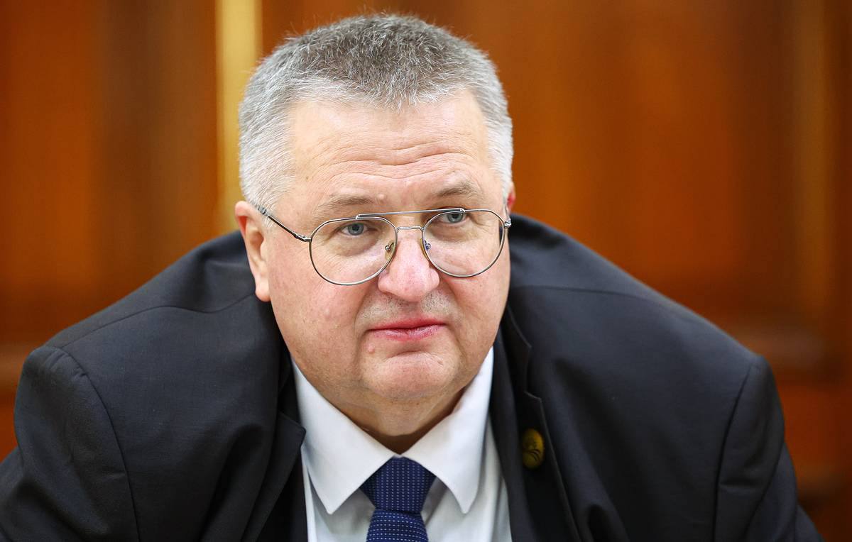Москва опасается, что евроинтеграция Армении приведет к закрытию ее неба для РФ - Оверчук «Посмотрите, у нас сейчас с Евросоюзом нет авиационного сообщения. У Евросоюза закрыто небо для пролета российских воздушных судов. Армения тоже закроет небо? Ну если вы вступаете в Евросоюз, то да, потому что вам в Брюсселе скажут закрыть небо, и вы закроете небо, и у вас выбора не будет. И что?" - сказал он. "И на это нельзя не обращать внимания и не думать об этих вопросах. Мы об этом думаем, мы это оцениваем», - заявил вице-премьер РФ Алексей Оверчук, выступая на сессии Петербургского международного экономического форума ПМЭФ .