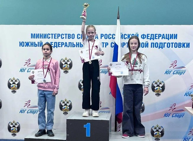 Три призовых места привезла команда из Волгограда с первенства России по шахматам быстрым шахматам блицу и решению шахматных задач среди детей и юношей что прошел Сочи Воспитанница тренера Алексея Шубина 10 летняя волгоградка Валерия Вальцева была признана победительницей турнира по быстрым шахматам среди девочек в возрасте до 11 лет став таким образом лучшей в России по быстрым шахматам в своей возрастной категории 17 летний мастер ФИДЕ Константин Корниенко тренер преподаватель Александр Маслак занял второе в турнире по блицу В этом турнире каждому игроку отводилось на партию по три минуты и еще по две секунды добавлялись за каждый сделанный ход Волгоградка Кира Вышинская воспитанница тренера преподавателя Сергея Абраменко в условиях жесткой конкуренции заняла призовое третье место в соревнованиях по решению шахматных задач среди девушек в возрасте до семнадцати лет