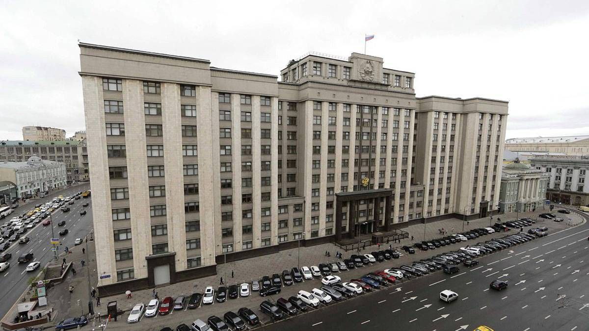 В Госдуме обсудят введение дополнительных госпошлин для мигрантов на этой неделе Об этом сообщил председатель Госдумы Вячеслав Володин. «На этой неделе приступим к рассмотрению законопроектов, которыми вводятся дополнительные государственные пошлины для мигрантов», - написал он в своем Telegram-канале. Так, например, предлагается ввести пошлины на выдачу либо переоформление патента иностранному гражданину или лицу без гражданства - 4200 рублей, за продление срока действия разрешения на работу - 4200 рублей и за выдачу дубликата патента или разрешения на работу, внесение в них изменений - 2100 рублей. «Большинство иностранных граждан приезжает в нашу страну с целью заработка. Прибывающие из невизовых стран получают патент, стоимость которого в среднем составляет 8-10 тысяч рублей в месяц. Он может действовать максимум один год. Затем процедуру получения патента необходимо пройти заново. Мигранты из визовых стран оформляют разрешение на работу», - добавил председатель Госдумы. Володин сообщил, что также предлагается установить или увеличить ряд других государственных пошлин для мигрантов, в том числе за постановку иностранного гражданина или лица без гражданства на учёт по месту пребывания, за регистрацию иностранного гражданина или лица без гражданства по месту жительства в РФ, за продление срока временного пребывания в Российской Федерации и за совершение регистрационных действий, связанных с автомобилями и иными транспортными средствами. Царьград.ТВ — Не боимся говорить правду Подпишись