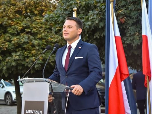 Кандидат в президенты Польши Славомир Ментцен выступил против вступления Украины в НАТО «Я не соглашусь на отправку польских войск на Украину, не соглашусь на принятие Украины в НАТО. Мы не можем войти в эту войну, мы не хотим, чтобы нас в неё втянули, мы не хотим, чтобы там гибли польские солдаты», — заявил кандидат в президенты Польши от коалиции националистов и евроскептиков «Конфедерация» Славомир Ментцен в ходе предвыборных дебатов. Выборный