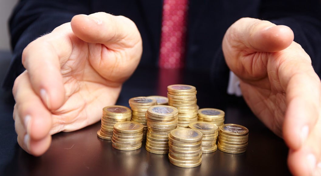 В 2025 году банкам не удастся повторить рекорд по доходам За десять месяцев 2025 года банки заработали 3 трлн рублей на 4 5 меньше чем за аналогичный период 2024 го подсчитали аналитики Сбербанка Рентабельность капитала сократилась на 4 п п до 19 1 При этом за десять месяцев 2024 года на ослаблении рубля банки заработали 0 2 трлн рублей а в 2025 м наоборот потеряли 0 2 трлн рублей По итогам года чистая прибыль банков составит 3 3 3 5 трлн рублей что ниже чем результат 2024 года на 8 13 3 8 трлн рублей считают в Сбербанке Согласно прогнозу ЦБ прибыль банков также составит 3 2 3 5 трлн рублей И даже в следующем году эксперты и участники рынка не ждут новых рекордов прибыль в 2026 году составит примерно 3 4 3 6 трлн рублей Сдерживать рост прибыли будет не слишком высокая достаточность капитала системно значимых кредитных организаций С 2027 года они должны выйти на целевое значение норматива для чего придется притормозить кредитование в наиболее рискованных но доходных сегментах fatcat18