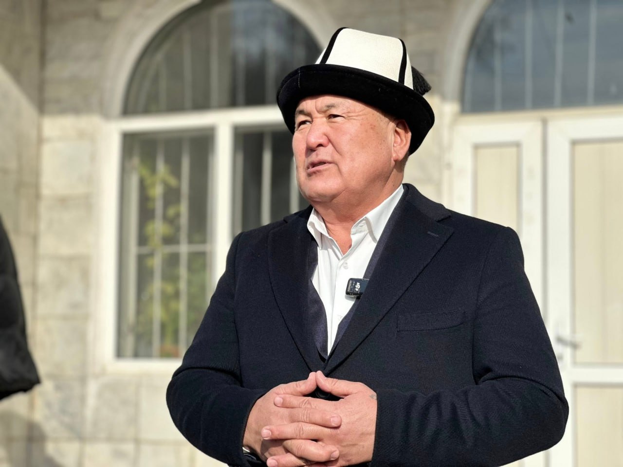 Женишбек Токторбаев ушёл с поста мэра Оша сообщили нам источники Он был назначен на эту должность в январе прошлого года Сегодня Токторбаев покинул занимаемую должность по собственному желанию Вчера 17 февраля подобные слухи распространялись однако мэр их опровергал Градоначальник запомнился неординарным стилем работы по утрам проводил рейды и публично отчитывал подчинённых за недостатки Видео рейдов публиковались в соцсетях Цитаты мэра южной столицы разошлись на мемы его часто пародировали Женишбек Токторбаев не раз говорил что Камчыбек Ташиев его друг и одноклассник Sputnik Kyrgyzstan