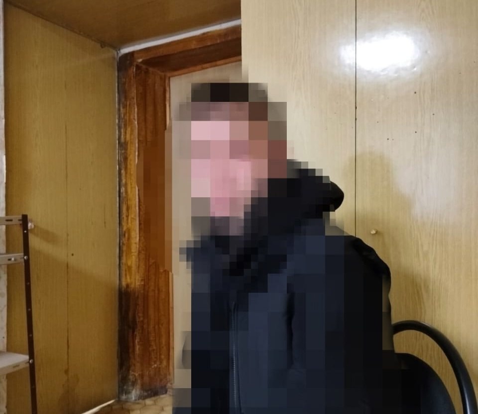 Полиция нашла человека, разрушившего фонтан в поселке Яр. Напомним, фонтан на площади поселка перед КДЦ «Юбилейный» сломали в праздничные выходные. Личность хулигана установлена. За оперативную работу по поиску вандала сотрудников Ярского отделения полиции поблагодарил глава района Александр Старцев. Он же опубликовал заблюренное фото вандала. В комментариях подписчики требуют фото без маскировки – «Вандалов хотим знать в лицо, чтоб остальным неповадно было» и требуют заставить мужчину восстановить фонтан за свой счет. -info