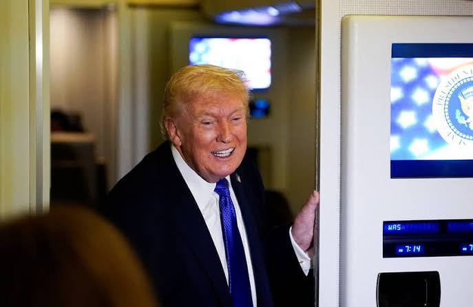 Все самолеты из президентского авиапарка США в ближайшее время будут перекрашены в любимые цвета Трампа темно синий красный и золотой Об этом сообщает CBS News со ссылкой на источники в американских ВВС С последним цветом чуть ошибся Подпишись RogandarNEWs мы в MAX