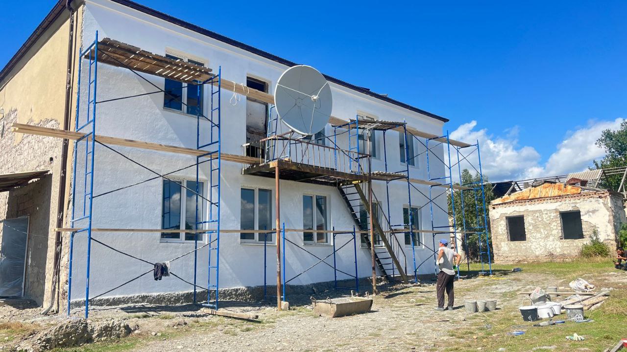 Дом культуры в селе Орчосан Ленингорского района построенный еще в 80 х годах прошлого века является неотъемлемой частью жизни местного населения и продолжает служить центром общественной жизни села В начале текущего месяца руководство районной администрации приняло решение о проведении капитального ремонта внешней отделки этого важного объекта Как сообщили в пресс службе райадминистрации на первом этапе работ было полностью удалено старое покрытие стен Мастера тщательно зашпаклевали и выровняли все неровности подготавливая стены к финишной покраске В настоящее время строители активно занимаются покраской фасада придавая зданию свежий и обновленный облик сказали в пресс службе Собеседник агентства отметил что работы по благоустройству ДК не ограничиваются лишь покраской В планах строителей привести в порядок лестницы состояние которых по словам специалистов оставляет желать лучшего За прошедшие годы материал лестниц сильно обветшал и местами осыпался Для защиты лестниц от разрушительного воздействия непогоды планируется сооружение навеса который защитит их от дождя и снега пояснили в пресс службе В райадминистрации рассказали что в здании ДК функционируют хореографический кружок где дети и подростки постигают азы танцевального искусства а также библиотека предоставляющая доступ к книгам для всех желающих Сельский ДК это не просто здание это душа и сердце Орчъосана место объединяющее людей всех возрастов и интересов отмечают жители Глава администрации Ленингорского района Муртаз Валиев подчеркнул что после завершения всех ремонтных работ дом культуры будет радовать жителей села своим обновленным видом еще долгие годы продолжая служить центром общественной и культурной жизни Орчосана ia res
