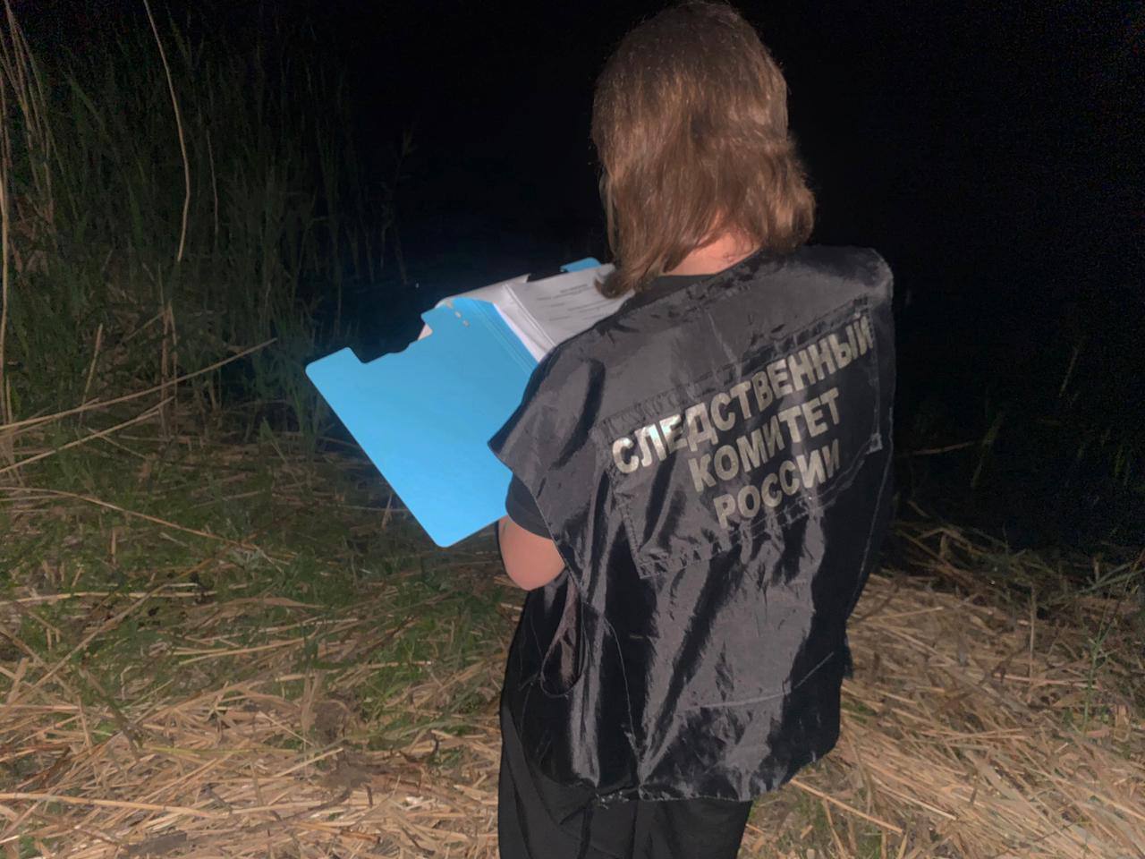 14-летний мальчик утонул на глазах у папы в аннинском селе Левашовка Трагедия произошла 6 июня. Подросток отдыхал на берегу с отцом и знакомой, пошёл купаться и начал тонуть. Отдыхающие бросились спасать ребёнка, но не успели. Тело мальчика достали со дна водолазы.