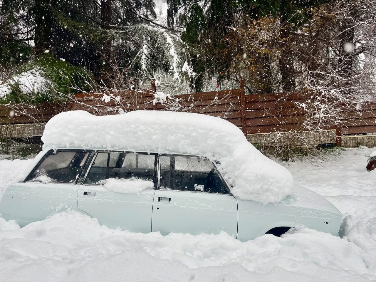В горы Сочи на летней резине не пустят С 15 декабря в горный кластер можно заехать только на зимней резине Контроль станет строже а нарушителей будут эвакуировать Особенно усилят работу эвакуаторов в том числе в районе аэропорта Мера направлена на безопасность в период снегопадов и гололедицы Для нарушителей штрафстоянка на ул Набережная Времен Года 11 Всего в горном кластере доступно 4 193 парковочных места А как вы относитесь к такому запрету поддерживаю безопасность важнее против лишние сложности мне всё равно ridertrip Подписаться ПРО ЮГ ПРО ЮГ в Max