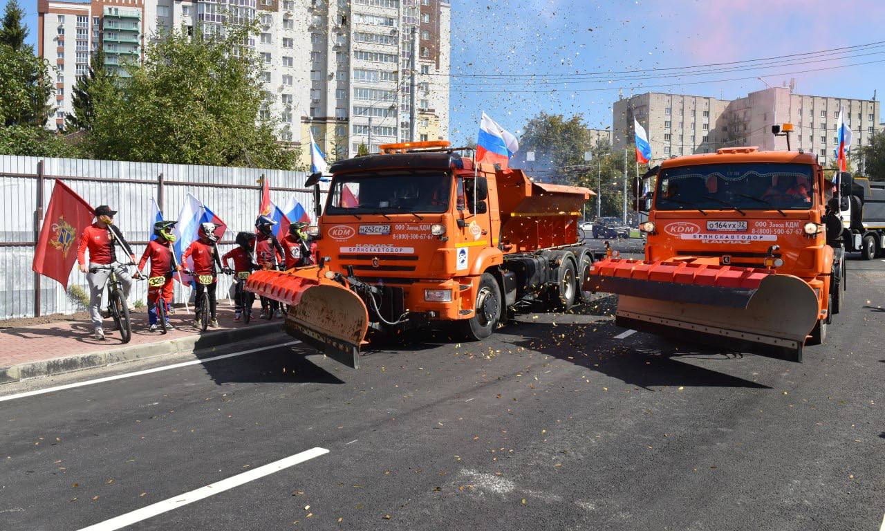 Губернатор Александр Богомаз: Брянская область готова к осенне-зимнему периоду, а с 3 ноября начинается круглосуточное дежурство  Глава региона заявил, за последние два года автопарк дорожных служб значительно обновился: в прошлом году закуплено 38 единиц техники, в этом — еще 19. Всего за два года инвестиции в обновление техники составили почти 500 миллионов рублей, и автопарк подрядных организаций вырос на 85 единиц.  Руководители федеральных и региональных дорожных организаций доложили о полной готовности к работе в зимний период. Губернатор подчеркнул, что вся необходимая техника, противогололедные материалы и патрульные отряды готовы к оперативной очистке дорог в круглосуточном режиме.  С 3 ноября диспетчерская служба перейдёт на круглосуточный режим работы, чтобы незамедлительно передавать информацию в технические службы и подрядные организации, сообщил губернатор.