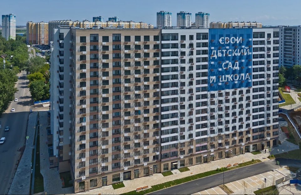 ГК ФСК сдала в эксплуатацию дом на 447 квартир в ЖК «1-й Шереметьевский» в Химках. В доме с переменной этажностью 15-18 этажей , помимо квартир, девелопер предусмотрел кладовые и коммерческие помещения. Территорию благоустроили, исходя из того, что жильцы будут разные – от пенсионеров до детей. Так что в «1-м Шереметьевском» есть и детские площадки, и лавочки под высаженными кустами да деревьями, и беговые дорожки. Также девелопер строит школу на 1,1 тыс. мест. Всего в ЖК будет пять домов, школа и детский сад. Строительство должны закончить в 2028 году. Посмотрим, как всё выйдет на практике.