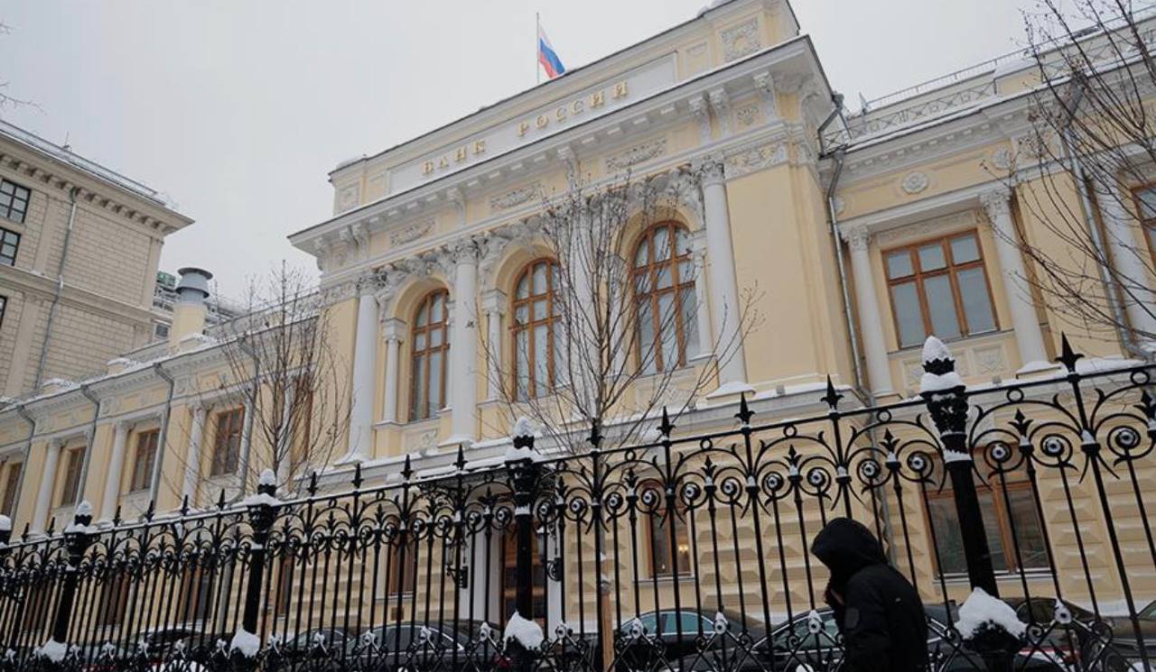 Совет директоров Банка России на заседании 13 февраля снизил ключевую ставку на 50 базисных пунктов до 15 5 годовых следует из сообщения регулятора Это шестой подряд пересмотр показателя вниз в текущем цикле смягчения стартовавшем 6 июня 2025 года Тогда ЦБ впервые за три года снизил показатель для начала на 100 б п до 20 годовых Далее последовало еще четыре раунда снижения ключевой ставки 25 июля до 18 12 сентября до 17 24 октября до 16 5 19 декабря до 16 В общей сложности ставка уменьшилась с тех пор уже на 5 5 процентного пункта с рекордных 21 до 15 5 Отменили CTR Система на Маркетплейсах