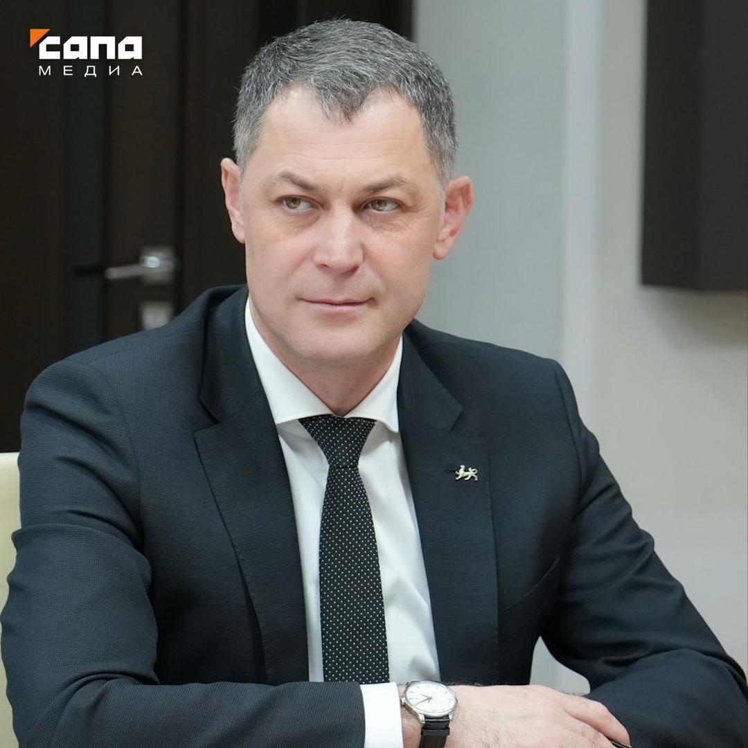 Глава Минэкономразвития Северной Осетии покинул пост Марат Сокаев сложил полномочия по собственному желанию Указ о его освобождении от должности подписал глава региона Сергей Меняйло Сокаев возглавил министерство в ноябре 2024 года До этого несколько лет работал директором Фонда выставочной и презентационной деятельности Подписывайся на Сапа 15 Telegram МАХ