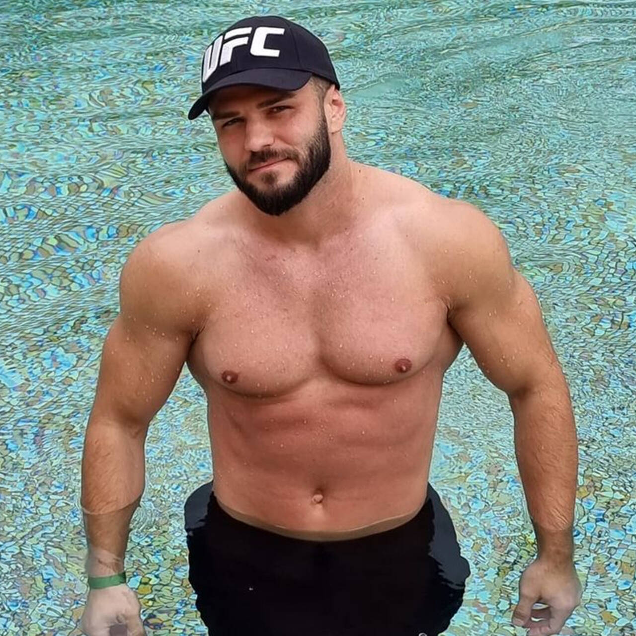 В сети расходятся фото с якобы убитым блогером Владиславом Поздняковым Ряд пабликов написали что основателя движения Мужское государство запрещенная в России экстремистская организация расстреляли у отеля Komodo Flores в Индонезии Его ресурсы неактивны с 12 часов дня по московскому времени При этом сомнения вызывает и реалистичность фото и источники официально полиция Индонезии и местные СМИ никакой информации о стрельбе или гибели туристов не публиковали