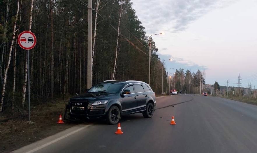 В Усть-Илимске подросток на мотоцикле попал в ночное ДТП Инцидент произошел в ночь с 15 на 16 мая на «Усть-Илимском шоссе». По предварительным данным, 43-летний водитель «Ауди» выехал на встречную полосу и столкнулся с мотоциклом «Рейсер» под управлением 16-летнего подростка. Школьник получил травмы различной степени тяжести и был доставлен в больницу. Сотрудники Госавтоинспекции установили, что мальчик не имел водительского удостоверения и катался без шлема. Мотоцикл помещен на штрафстоянку. Полицейские проводят проверку, выясняя все обстоятельства произошедшего. Госавтоинспекция Иркутской области