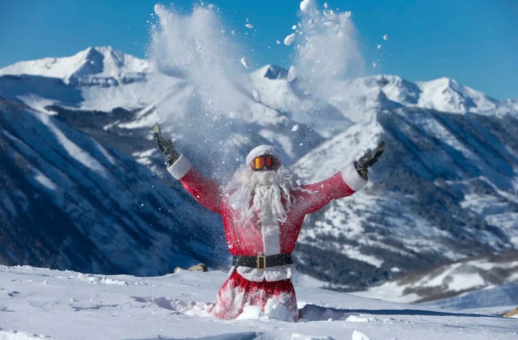 Куда россияне едут на каникулы   Новогодние каникулы это время путешествий открытий и новых впечатлений С каждым годом спрос на поездки по стране растёт регионы привлекают туристов фестивалями праздничными программами и зимними маршрутами Как меняется зимний туризм в России Если раньше выбирали в основном Москву Петербург и горнолыжные курорты то теперь география заметно расширилась По данным Ростуризма в новогодние праздники 2024 года по стране путешествовали более 4 5 млн человек Сегодня в тренде   Арктика Кольский полуостров полярные ночи и северное сияние   Природные регионы Алтай Архыз Карелия   Горнолыжные курорты от Красной Поляны до Шерегеша   Семейные направления Великий Устюг Казань Архыз Стоимость новогоднего путешествия по России на 4 7 дней в этом сезоне начинается от 40 45 тыс рублей на человека Россия огромна и Новый год в ней можно встретить так как хочется именно вам Планируете поездку на новогодних выходных и куда