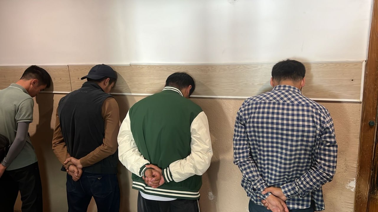 Мигрант пострадал в ходе конфликта во время футбола Вечером 25 мая в городскую полицию Свободного поступила информация, что в медучреждение с травмами доставлен 27-летний мужчина. Правоохранители установили, что потерпевший пострадал в ходе конфликта на стадионе во время игры в футбол между представителями разных команд. Пострадавший является подданным одной из стран Средней Азии. "Установлены все участники конфликта, являющиеся гражданами иностранных государств. От подачи заявлений они отказались, к медикам никто больше не обращался", - отметили в УМВД России по Амурской области. Возбуждено уголовное дело по статье "Умышленное причинение средней тяжести вреда здоровью". Решается вопрос о привлечении участников инцидента к административной ответственности за мелкое хулиганство. Кроме того, рассматривается дальнейшее пребывание правонарушителей в России. ТЕЛЕПОРТ.РФ – здесь все об Амурской области Написать нам