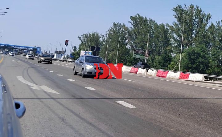 ‼ Разворот на южном подъезде к Ростову возле Солёного озера вновь откроют В ближайшее время откроют разворот на 10-м километре южного подъезда к Ростову от М4 «Дон» возле Солёного озера , сообщил врио главы администрации Батайска Валентин Кукин. «В связи с закрытием разворота на трассе поступает большое количество критических публикаций. В ближайшее время разворот в районе Солёного озера будет открыт», — сказал Кукин. Напомним, разворот возле Солёного озера перекрыли 24 мая, предложив водителям разворачиваться на 13-м километре трассы разворот находится около Авиагородка . Причиной закрытия стало большое количество ДТП на развороте: в 2024 году здесь произошло три аварии, а за пять месяцев 2025 года — две, в одной из которых погиб человек, а ещё трое получили травмы. #новости #ростов #батайск #новостиростова #дорога #солёноеозера #дтп