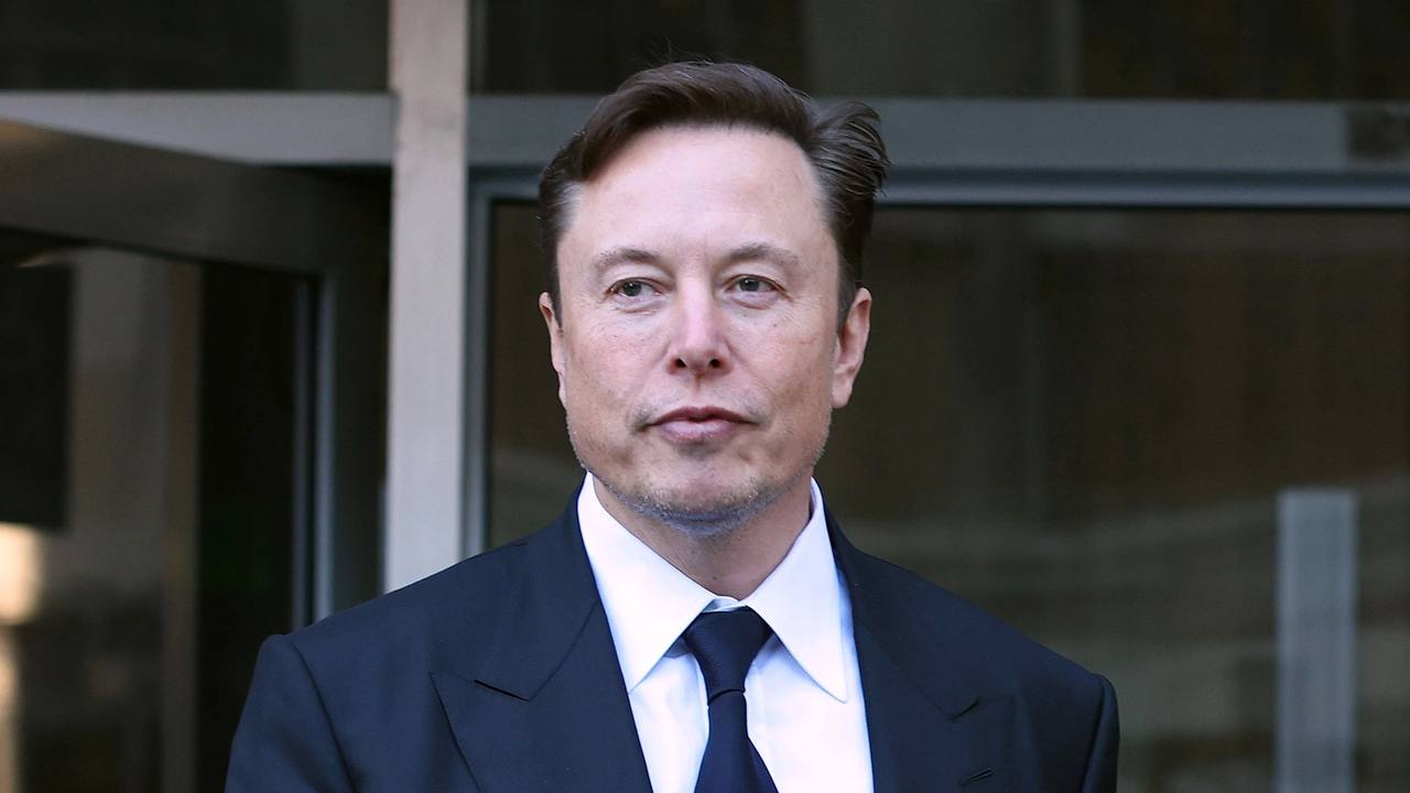 Космические силы Соединённых Штатов подписали соглашение с компанией SpaceX, основанной Илонном Маском, на создание новой конфиденциальной сети связи MILNET SATCOM, стоимость которого составляет не менее $13 миллиардов.