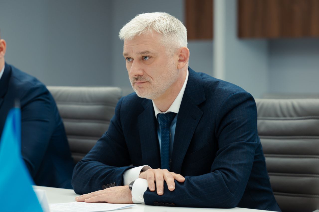 Евгений Дитрих, глава Государственной транспортной лизинговой компании, может покинуть свой пост ранее истечения полномочий в ноябре . "Ведомости" и РБК пишут, что решение принято в связи с планами передать ГТЛК под контроль ВЭБ.РФ. Вероятный преемник - зампред ВЭБа Артём Довлатов. Дитрих же возможно вернётся на работу во власти. В 2018-2020 гг. он возглавлял Минтранс. ГТЛК - крупнейший лизингодатель в России. Размер портфеля - 2,7 трлн рублей. В прошлом году выручка выросла на 37%, до 133,4 млрд рублей, чистая прибыль - в 2,6 раза, до 1,8 млрд рублей. ™ Грузопоток