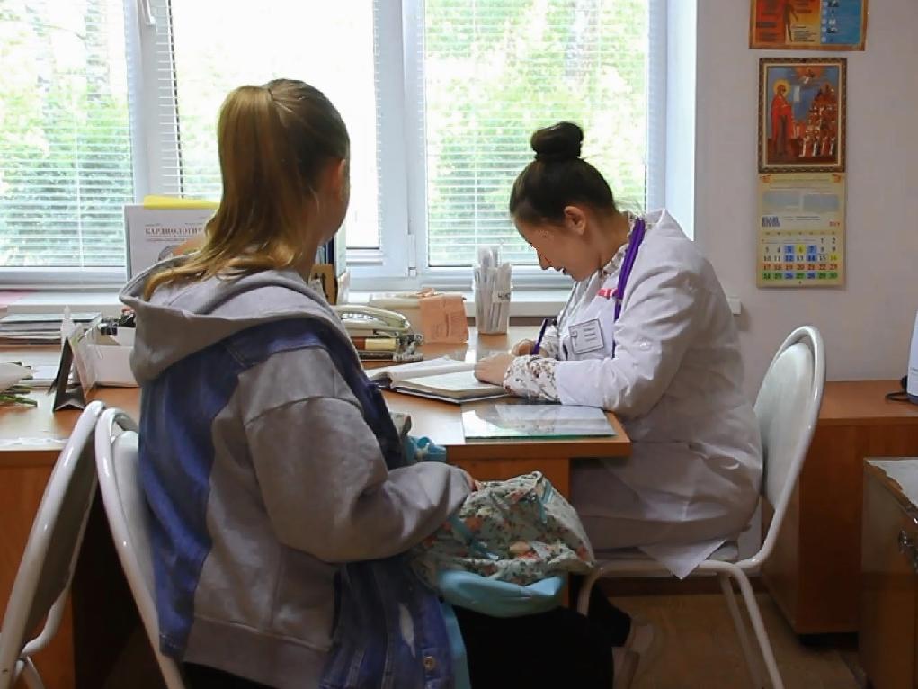 Прокуратура Арбажского района привлекла к ответственности медицинскую сестру местной больницы. В апреле 2025 года на родительском собрании она публично озвучила диагноз несовершеннолетней ученицы, нарушив врачебную тайну.  Суд признал медработника виновным по статье 13.14 КоАП РФ и назначил штраф в размере 5 тысяч рублей. Решение уже вступило в силу.