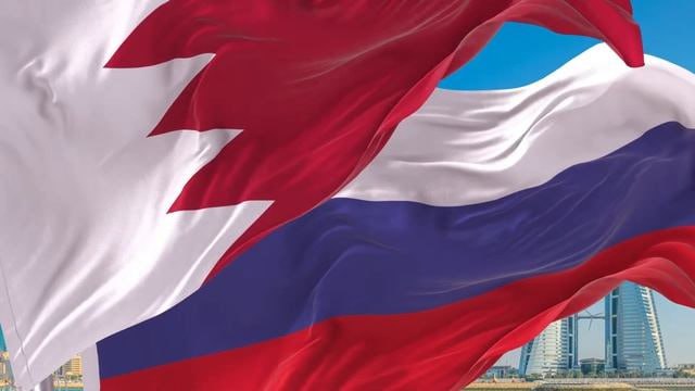 Россия уважает независимость Бахрейна на международной арене и видит перспективы для долгосрочного партнерства, заявил глава Минэкономразвития Максим Решетников во время рабочего визита в столицу королевства Манаму. Он назвал Бахрейн страной, которая проводит «грамотную внутреннюю и внешнюю политику», а также имеет устойчиво развивающуюся экономику. Решетников также отметил, что Россия активно сотрудничает с королевством в таких сферах, как торговля, инвестиции и культурный обмен. В ходе визита российский министр встретился с королем Бахрейна Хамадом бен Исой Аль Халифой и с руководством ведомств экономического блока страны. Бизнес-диалог, по экономическому партнерству России и Бахрейна, запланирован на Петербургском международном экономическом форуме, который пройдет с 18 по 21 июня в Санкт-Петербурге. Разговор делегаций будет сфокусирован на укреплении торгово-экономических связей, создании новых логистических маршрутов и развитии альтернативных платежных систем.