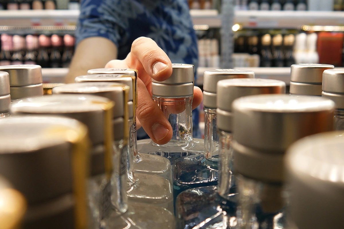 Алкоголь в рознице подорожает с начала года на 10 17 сразу пять крупных производителей алкоголя уведомили ритейлеров о повышении отпускных цен из за роста акцизов себестоимости и налоговой нагрузки пишет Коммерсант В распоряжении издания оказались адресованные ритейлерам письма сразу пяти крупных производителей алкоголя в которых они уведомляют о повышении отпускных цен на свои напитки с 1 января 2026 года Так в Novabev Group Beluga Архангельская предупреждают о повышении стоимости их продукции на 10 в КВК Групп коньяк Коктебель водка Medoff в среднем на 15 17 в Алкогольной сибирской группе АСГ Пять озер Sea Witch на 13 на собственный водочный ассортимент и 12 на всю остальную продукцию В ГК Руст Русский стандарт Зеленая марка и группе Ladoga Царская Крутояр не конкретизируют размер увеличения отпускных цен В числе причин производители назвали рост акциза инфляцию и подорожание заёмных средств Кроме того на отпускные цены повлияли рост НДС до 22 и подорожание стоимости производства В Ladoga ожидают падения спроса на алкоголь в начале года из за роста цен Также в компании ждут продолжения изменения структуры спроса в сторону современных миксологических категорий включая джин ром и виски