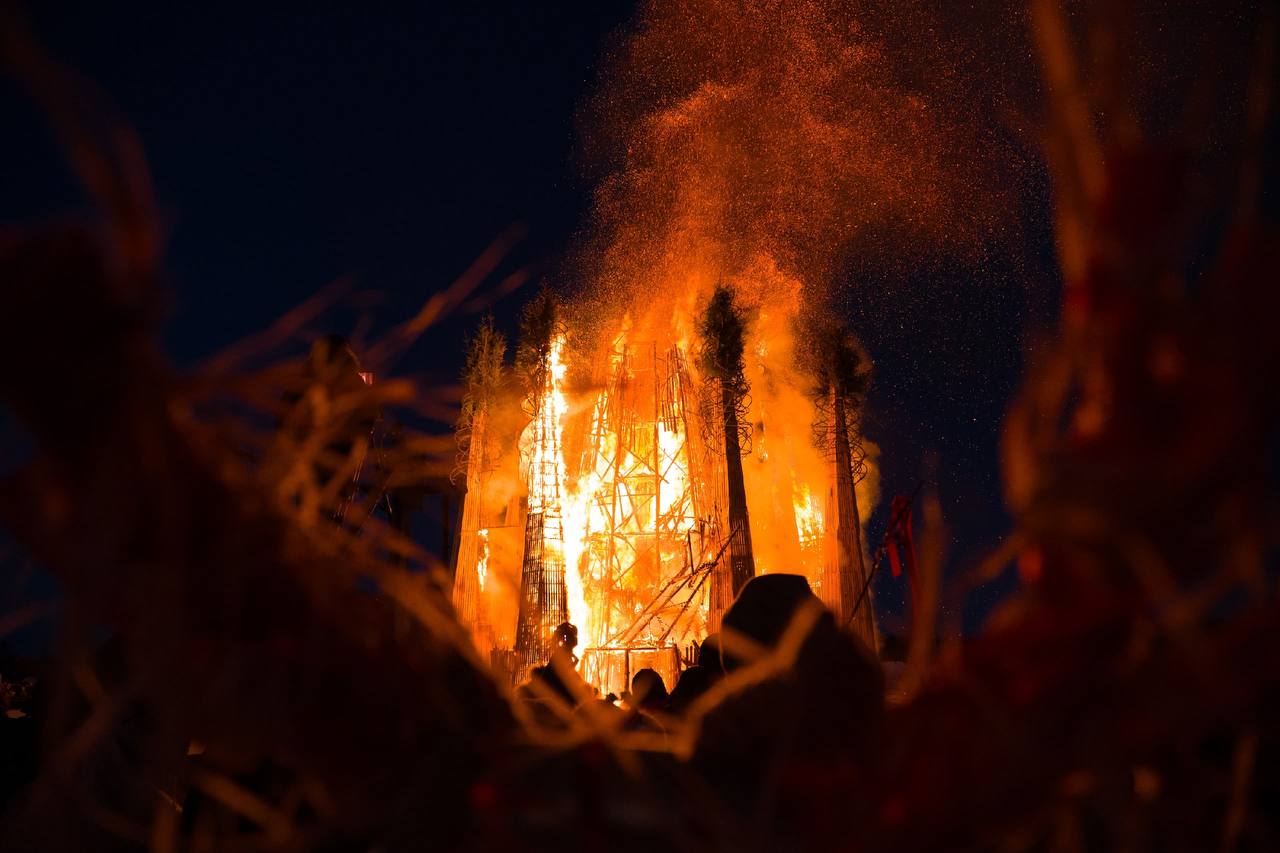 В арт парке Никола Ленивец вспыхнуло Горящее сердце освещая путь в темном лесу   Стремлению делиться пламенем своего сердца мы посвящаем Масленицу 2026 и огненную скульптуру которая создавалась прямо на наших глазах в соавторстве со стихией Фото Влад Михайлов