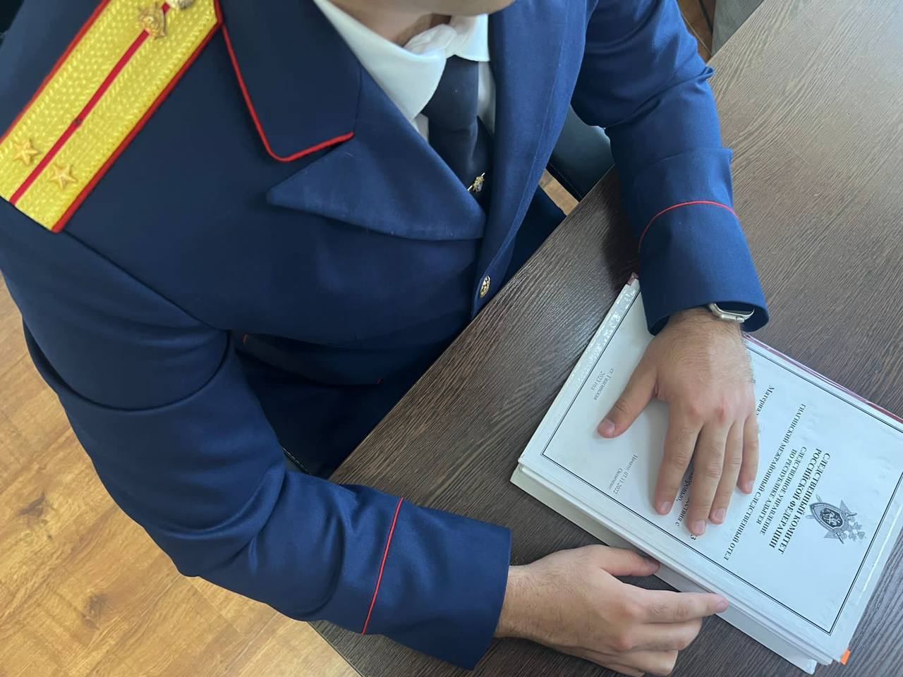 В Адыгее возбуждено уголовное дело по факту мошенничества при получении выплат Отделом по расследованию особо важных дел следственного управления СК России по Республике Адыгея возбуждено уголовное дело в отношении местного жителя по признакам преступления, предусмотренного ч. 4 ст. 159.2 УК РФ мошенничество при получении выплат, совершенное в особо крупном размере . Уголовное дело возбуждено по материалам проверки, поступившим из регионального Управления ФСБ России. Следствием установлено, что житель Тахтамукайского района в период с 2014 по 2025 год, используя заведомо подложные медицинские документы о наличии у него заболевания, входящего в перечень второй группы инвалидности, незаконно получал пенсию. Размер незаконных выплат превысил 1 млн 800 тысяч рублей. В настоящее время проводятся следственные действия, направленные на сбор доказательств, а также устанавливаются причины, способствовавшие совершению преступления.