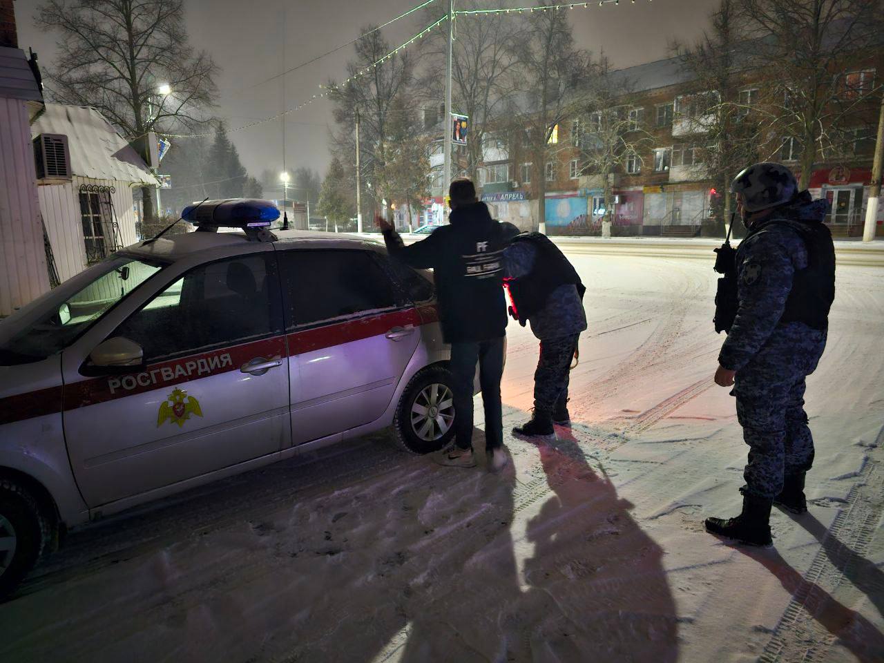 Задержан хулиган, разбивший стекло в магазине в Донском.  В Росгвардию поступил сигнал о повреждении стекла на входе в магазин на ул. Октябрьской. Прибывшие на место росгвардейцы задержали убегающего мужчину.   Хулигана передали полиции для дальнейшего разбирательства.  Проголосовать за канал: голос!    Тула. Происшествия  Наш ВКонтакте    Прислать новость: