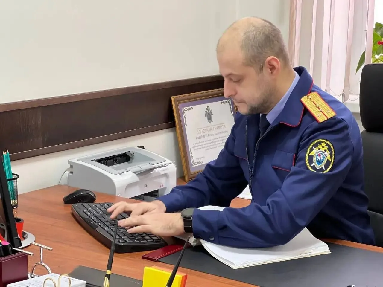 По факту травмирования ребёнка на детской площадке в Каспийске возбуждено уголовное дело по статье об оказании услуг не отвечающих требованиям безопасности п б ч 2 ст 238 УК РФ сообщает СКР по Дагестану По версии следствия ребёнок получил телесные повреждения в результате падения с горки на детской площадке Установлено что игровое оборудование было размещено с нарушением требований безопасности а в качестве покрытия использовалась тротуарная плитка что не обеспечивало защиту от травм при падении Проводятся следственные действия направленные на установление всех обстоятельств произошедшего и лиц подлежащих привлечению к ответственности
