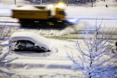 За парковку на тротуаре штраф В Мособлдуме предупредили водителей о том что навалы снега на парковочных местах не являются оправданием для того чтобы оставлять автомобиль на тротуаре Это заявил член комитета Мособлдумы по имущественным отношениям Михаил Ждан Он же напоминает водителям что парковка на тротуарах является нарушением ПДД за которое предусмотрен штраф в размере 1 000 рублей А жители Подмосковья могут сообщить о неправильно припаркованных автомобилях через модуль Народный инспектор в приложении Добродел ВОДИТЕЛИ ВСЕГДА КРАЙНИЕ В принципе всё правильно Так и должно быть Нечего парковаться на тротуарах Наглеешь получи штраф а то и эвакуацию Но возникает другой вопрос почему всегда предупреждают только водителей Вот как было бы славно если бы депутаты или территориальные руководители или надзорные органы хоть раз жестко предупредили бы ответственных за содержание дорог ребятки если к такому то числу не наведете порядок будет вам секир башка Со всеми вытекающими штрафами лишением контрактов снятием с должностей отправкой на пенсию и так далее Но нет Водителей стращать гораздо проще