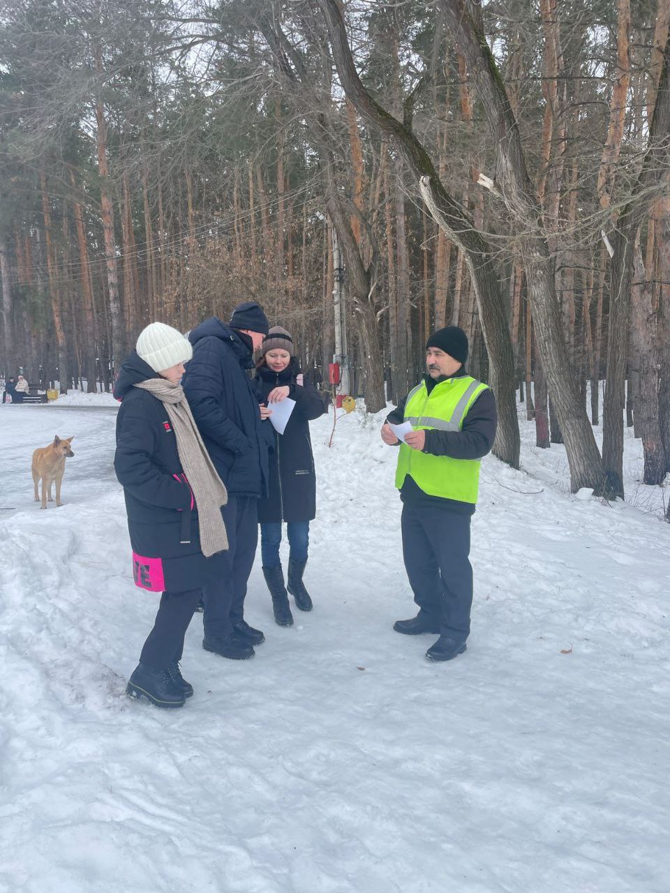 В Заволжском районе продолжаются рейды на водных объектах ‼   Совместно с Управлением гражданской защиты, сотрудниками полиции и членами добровольной народной дружины был проведен рейд на береговой зоне в районе парка 40-летия ВЛКСМ  Проведены профилактические беседы, людей на льду не обнаружено.  Напоминаем, что выход на лед в местах, где установлены запрещающие знаки, категорически запрещен!  При возникновении происшествий, нештатных ситуаций или пожаров немедленно обращайтесь в Единую службу спасения по телефону или SMS на номер «112».