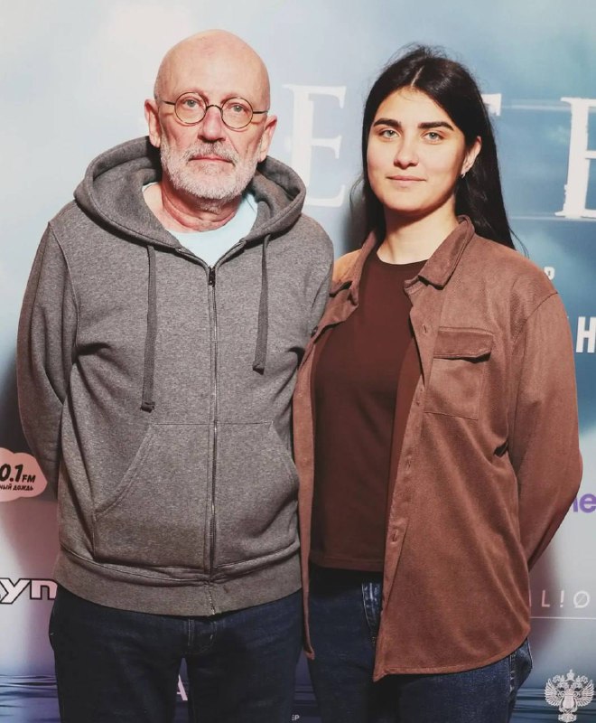 61 летний Александр Гордон женился в шестой раз На своей 23 летней избраннице художнице Алине Михайловой До этого телеведущий развелся с женой на момент их свадьбы невесте было 20 лет veraafanasyeva