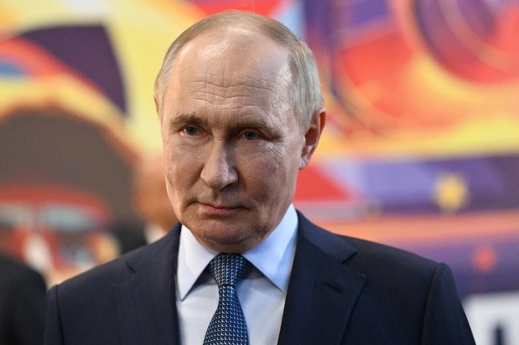 Владимир Путин подписал указ о награждении россиян госнаградами 17 июля.   Как сообщает ИА «Высота 102» со ссылкой на документ, в числе награжденных главой государства на этот раз оказались работники промышленных предприятий Волгограда.   За заслуги в области металлургической промышленности и многолетнюю добросовестную работу медалью ордена «За заслуги перед Отечеством» II степени награждены Сергей Аносов - вальцовщик стана горячей прокатки АО «Корпорация Красный октябрь» и Андрей Максимов – сталевар электропечи АО «Корпорация Красный октябрь».  За трудовые успехи и многолетнюю добросовестную работу медалью ордена «За заслуги перед Отечеством» I степени награжден Ярослав Дворецкий - начальник управления центра корпоративной безопасности ООО «ЛУКОЙЛ-Многофункциональный Центр Поддержки Бизнеса». Святослав Тырин – оператор технологических установок и начальник отдела ООО «ЛУКОЙЛ-Волгограднефтепереработка» Андрей Шпилька отмечены медалью ордена «За заслуги перед Отечеством» II степени.  Фото: пресс-служба Кремля
