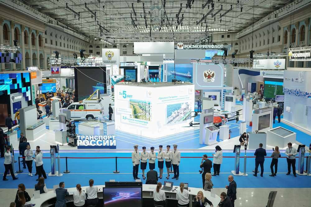 Уже завтра Росморречфлот представит ключевые достижения и перспективные проекты отрасли водного транспорта на XIX Международном форуме и выставке Транспорт России На экспозиции Росморречфлота и подведомственных предприятий можно будет ознакомиться с нашими проектами и макетами современных судов а также протестировать систему управления безэкипажным судном 19 ноября проведём форсайт сессию на которой вместе с экспертами обсудим развитие беспилотного судоходства создание мультимодальных логистических центров поддержку портовой отрасли реализацию нацпроекта Эффективная транспортная система Росморречфлот в MAX ВК