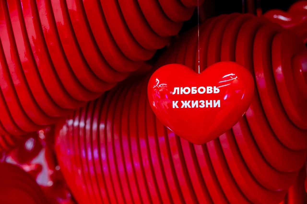 В Гостином Дворе откроется уникальное интеллектуально-выставочное пространство С 31 июля в Гостином Дворе начнёт работу масштабное пространство «Бесконечное развитие с вечными ценностями» в рамках форума-фестиваля «Территория будущего. Москва 2030». Вход на фестиваль и на экспозицию свободный. Экспозиция «Бесконечное развитие с вечными ценностями» объединит четыре ключевые зоны: «Любовь», «Здоровье», «Знания» и «Технологии». Гостей ждут путешествия по нейронному лесу — интерактивной модели человеческого мозга, тест на эмоциональный интеллект, обзор профессий будущего, а также танцующий цифровой человек, с которым можно сделать фото. Форум продлится до 14 сентября. Пространство будет работать ежедневно, кроме понедельника, с 10:00 до 22:00. Также в программе — лекции, мастер-классы, арт-объекты и уютная кафе-библиотека. Реклама. АНО «Московское агентство соцразвития». ИНН 9701127234. 0+