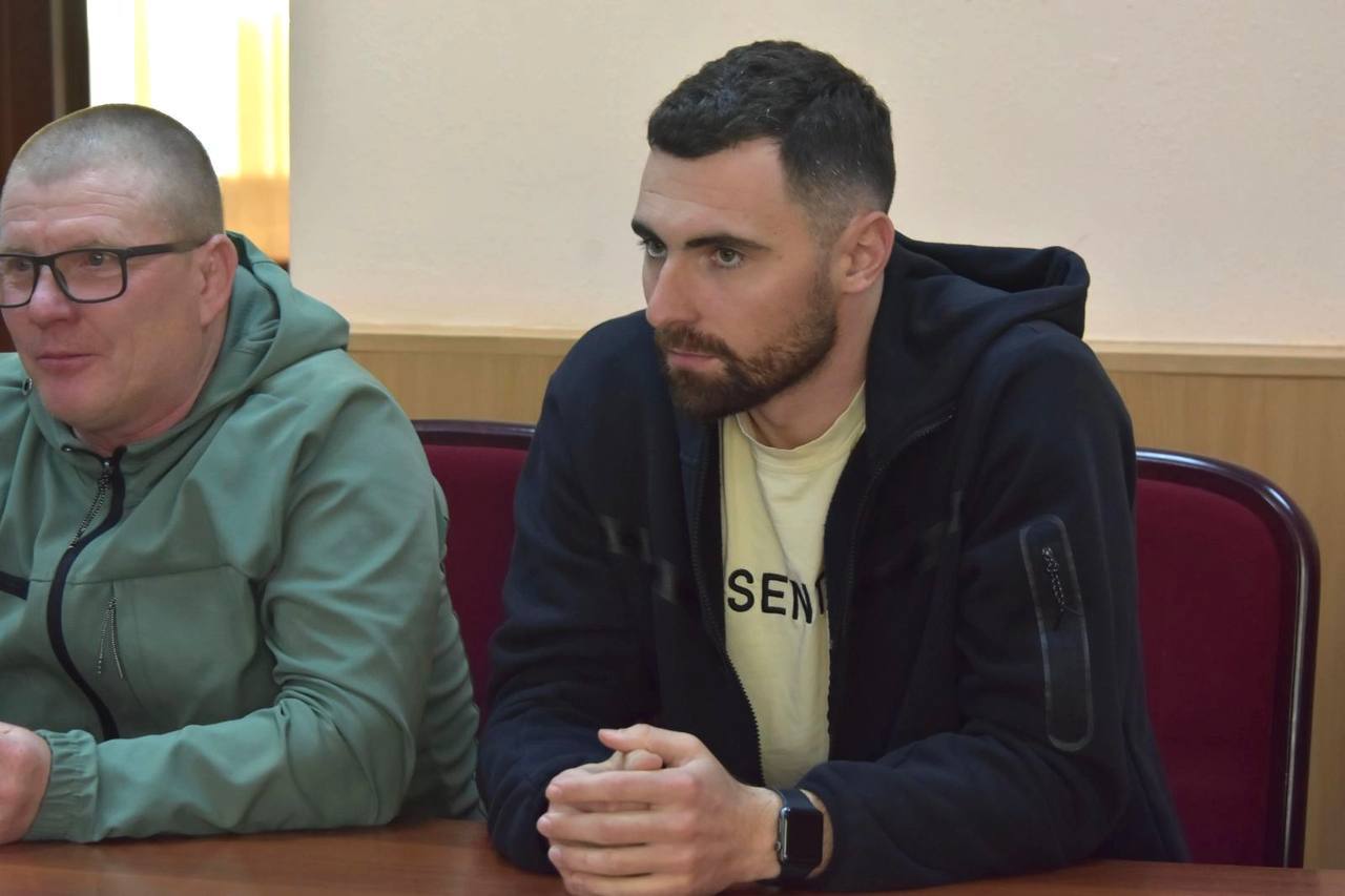 Спорт под контролем В Углегорском округе состоялось первое собрание ассоциации тренеров, созданной по инициативе главы района Федора Филина. Главным событием стало избрание председателя. Единогласным решением на эту должность был выбран Никита Таах, молодой и перспективный тренер по футболу из школы им. Карпенко. Ассоциация объединит тренеров для развития спорта, обмена опытом и сотрудничества с федерациями, что поможет развитию спорта в районе. :