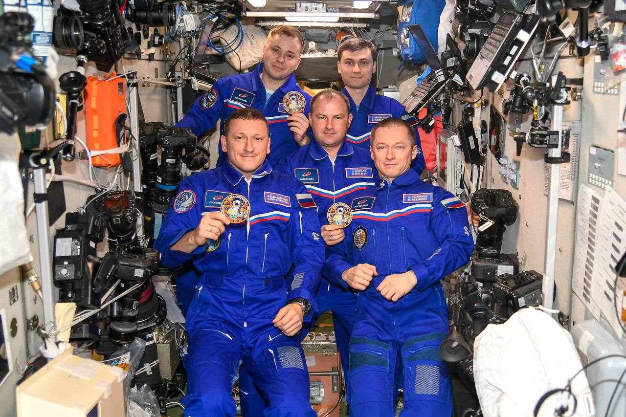 Шевроны на орбите новое фото с борта МКС Каждые выходные мы публикуем уникальные кадры космоса снятые через иллюминатор МКС Но сегодня мы оказались по другую сторону бортового окна и увидели наших покорителей космоса На фото космонавты экипажей МКС 73 и МКС 74 с народными шевронами в руках Что такое народный шеврон Первые минуты экипажа МКС 74 на станции   Подписаться на Роскосмос ТГ MAX VK