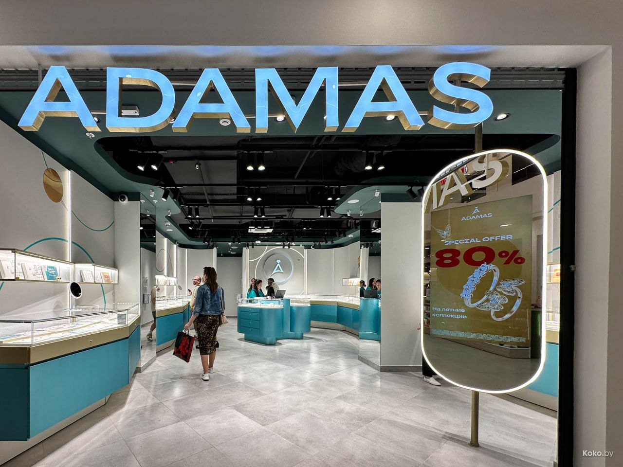 Адамас может сменить владельца Владельцы ювелирной сети Адамас ищут покупателя на свой бизнес основным претендентом на покупку называют MIUZ Diamonds а стоимость возможной сделки с учётом долгов Адамаса на рынке оценивают в 3 5 млрд руб Легендарная сеть живущая на рынке с 1993 может быть продана намного дешевле недавней громкой сделки когда сеть Sokolov была куплена инвестором Антоном Паком сделка оценивалась в 30 40 млрд рублей так как за спиной Адамаса череда банкротств дочерних структур Но магазины Адамаса продолжают довольно успешно работать бизнес растёт 200 точек в 80 городах России выручка в 2024 году выросла на 27 5 до 10 4 млрд рублей чистая прибыль увеличилась почти втрое до 52 3 млн руб Но и сложности очевидны структуры Адамаса фигурируют примерно в 75 судебных делах сумма требований около 400 млн руб Балансовая стоимость ритейлера низкая всего 396 млн рублей Кстати конечные бенефициары обеих сетей не раскрываются До 2022 года АО 1 я ювелирная сеть управляющее магазинами Адамас принадлежало Адамас ювелирторгу его тоже ликвидировали из за банкротства В сентябре 2020 года конкурсный управляющий Адамас ювелирторга продал на торгах акции 1 й ювелирной сети Святославу Потапову Адамас MIUZ ювелирныйритейл retail retailnews торговыесети новостиритейла ювелирка сделка ритейл Знание сила Подписка кнопка