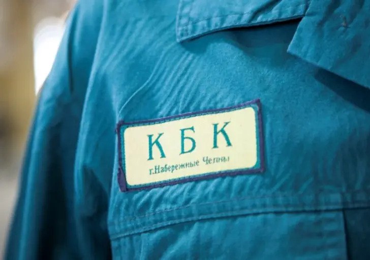 ФАС возбудила дело против производителей туалетной бумаги из Башкирии за копирование бренда Набережных Челнов Татарстанское УФАС расследует дело о возможном копировании дизайна туалетной бумаги. Под подозрением — нефтекамская компания «ДА Юань» и производители из Китая, чья продукция якобы подражает «Туалетной бумаге из Набережных Челнов» от НКБК. НКБК, выпускающий товар с 2003 года, заявил о сходстве дизайна упаковки «Нежной толстушки» от «ДА Юань» с его продукцией. Экспертиза подтвердила практически полное совпадение шрифтов, цветовой гаммы и композиции этикеток. Кроме того, на рынке появилась башкирская версия «Бәҙрәф ҡағыҙы Наҙлы тулыҡай» , продажи которой с 2024 года превысили 310 тысяч рулонов на сумму около 2,7 млн рублей . Китайский аналог также подозрительно похож, отличаясь лишь изображением розового бегемота. В ФАС считают, что это дезориентирует покупателей и наносит ущерб репутации НКБК. Если нарушения будут доказаны, «ДА Юань» и китайские производители будут оштрафованы на сумму от 1% до 15% выручки но не менее 100 тысяч рублей по статье 14.33 КоАП РФ и обязаны изменить дизайн. «ДА Юань» должна ответить на обвинения до 5 августа, а 6 августа ФАС рассмотрит дело. Если решение будет в пользу НКБК, это создаст прецедент для борьбы с другими подражателями. Обратная связь Подписаться