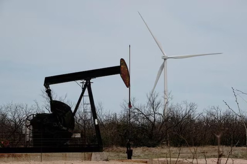 Нефть дорожает на фоне возможных санкций США против России После продолжительного снижения нефть наконец решила немного подрасти. Цена на Brent превысила $64, а на WTI — $61. Одна из причин: возможное введение новых санкций США против России. ⏳ Но все может измениться, потому что сегодня в ОПЕК+ будут решать вопрос увеличения добычи нефти. #нефть #Brent #WTI #санкции #Россия #США #ОПЕК #энергетика #рынок
