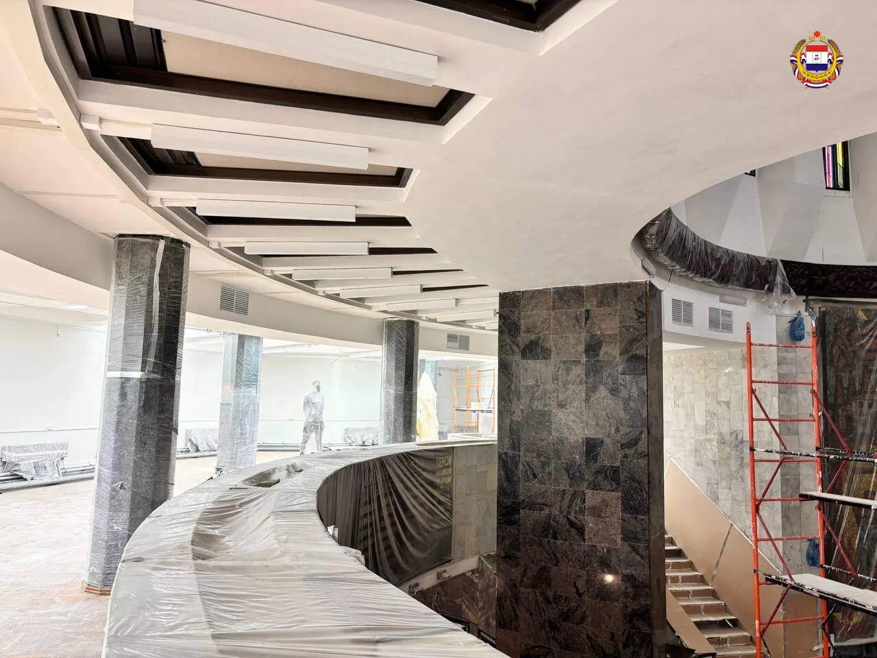 Музей где хранится память В Саранске продолжается капитальный ремонт Мемориального музея военного и трудового подвига 1941 1945 годов Работы идут в рамках федерального проекта Семейные ценности и инфраструктура культуры Уже выполнен большой объём работы отремонтирована кровля установлены новые окна уложена брусчатка и гранитная плитка входной группы смонтирована система вентиляции Подходит к завершению монтаж отопления и электроснабжения Сейчас специалисты продолжают установку витражей и дверей монтируют потолки и выполняют малярные работы Строительная готовность объекта 94 Совсем скоро музей вновь откроет двери для посетителей обновлённый и современный Фото Администрация Пролетарского района г о Саранск ГородаМеняютсяДляНас