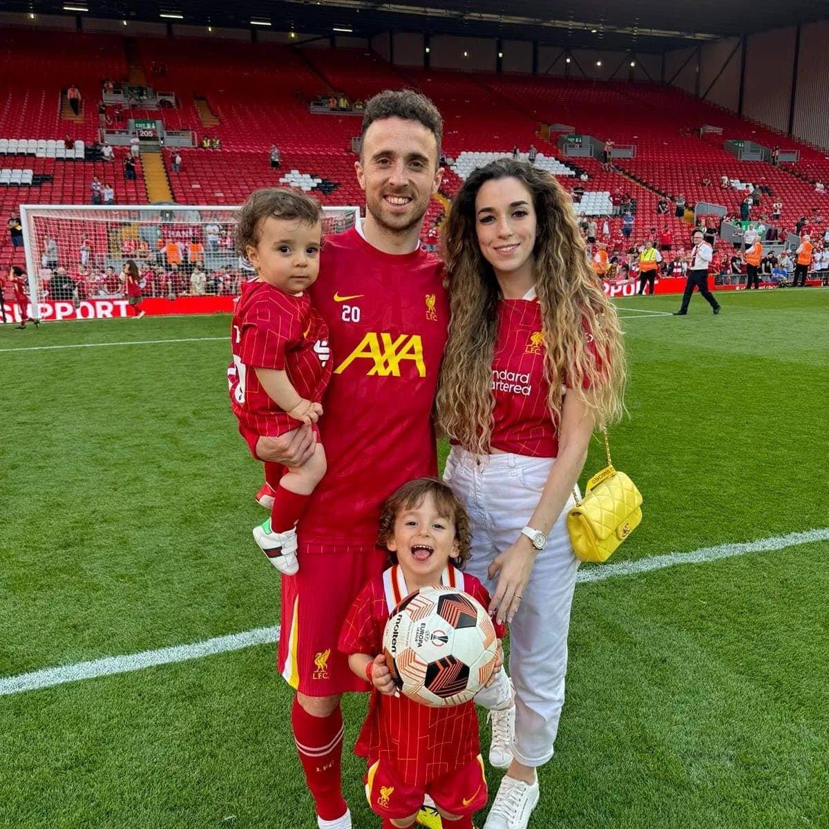 Дети Жоты выведут на поле игроков Ливерпуля и Вулверхэмптона Встреча пройдет в Ливерпуле 27 декабря Матч двух команд за которые в разные периоды своей карьеры играл Диогу станет первым после смерти футболиста Португалец погиб 3 июля в возрасте 28 лет в результате ДТП в Испании Подписывайтесь на РИА Новости Спорт в MAX