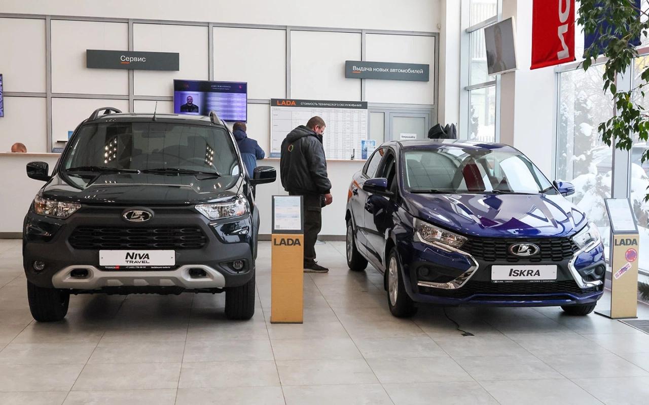 Эти машины теперь не купить по льготному автокредиту Минпромторг исключил две модели из программы льготного автокредитования Из списка исчезли Москвич 3 и Tenet T4 сообщила пресс служба министерства Это связано с повышением требований к уровню локализации Если раньше минимальный порог составлял 2 000 баллов то с 2026 года он вырос до 2 500 баллов При этом верхняя граница цены на машину по прежнему ограничена 2 млн руб В программе на данный момент участвуют все модели Lada УАЗы и ГАЗы с полной массой до 3 5 т включая их модифицированные версии Отдельно сохраняется поддержка приобретения электромобилей и последовательных гибридов Для них предусмотрена скидка до 35 но не более 925 тыс руб В перечень доступных моделей вошли Evolute i Jet i Joy i Van i Sky i Space Voyah Dream Free Passion Москвич 3е Амберавто А5 модели бренда Eonyx Эта льгота распространяется на всех заемщиков без исключения