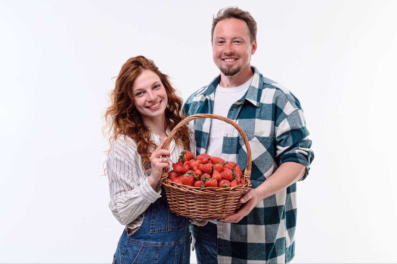 Сахалинские управленцы АПК вошли в число лучших в стране Проект Соль земли представил ежегодный рейтинг лучших управленцев агропромышленного комплекса Рейтинг составлен Ассоциацией менеджеров при поддержке Россельхозбанка В 2025 году в него вошли более 6  0  0   топ менеджеров со всей России среди которых особо отличились представители Сахалинской области В этом году рейтинг охватил девять основных направлений от руководителей предприятий до начальников подразделений Дополнительно были учреждены четыре специальные номинации Так главный агроном экофермы Клубника от Наташи Анастасия Одинцова заняла место в номинации Главный агроном а руководитель ягодной фермы Артём Одинцов получил серебряную награду в специальной номинации Молодые руководители АПК Поздравляем наших победителей и желаем дальнейших успехов сельское хозяйство berryislandsakh Мы в MAX ВКонтакте Одноклассники Telegram