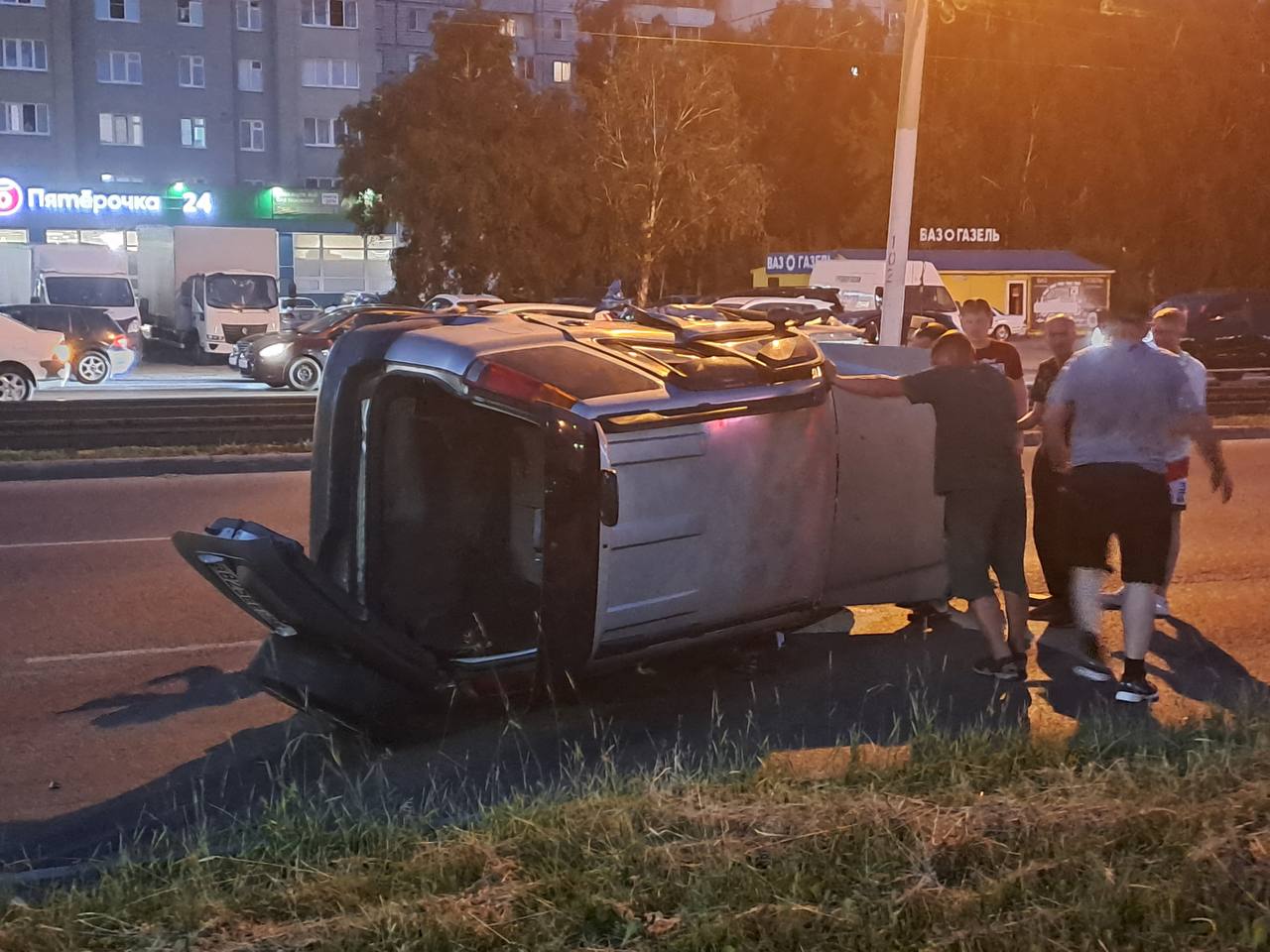 ДТП с перевертышем на Попова Столкнулись два автомобиля на пересечении улиц Попова и 280-летия Барнаула. Один перевернулся. На месте работает скорая помощь. Подробности пока неизвестны. фото: Толк ТОЛК