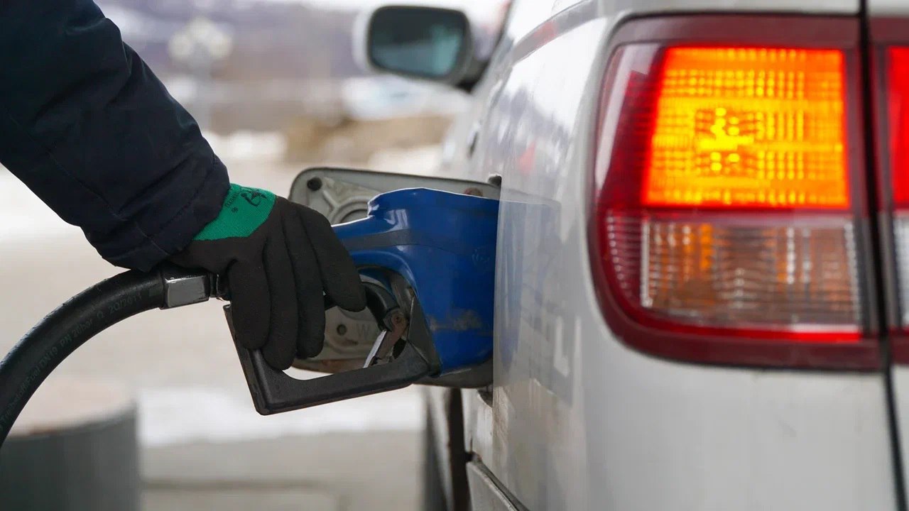 Цена на бензин АИ 92 в Магадане зафиксирована до июля 2026 года Розничная стоимость на автозаправках сохранится на уровне 76 25 рубля за литр Подробнее в нашем MAX gov49