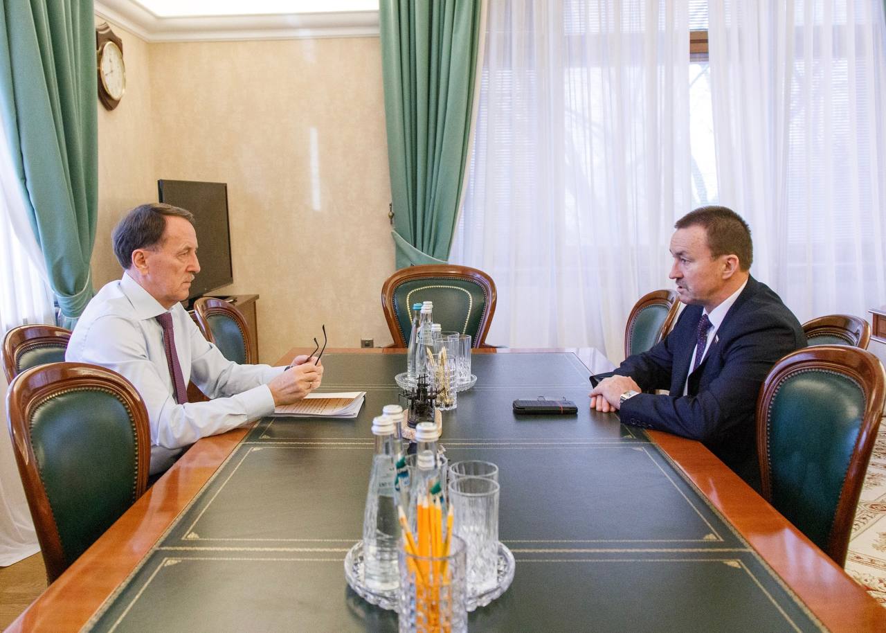 Провел рабочую встречу с председателем Воронежской областной Думы Юрием Матузовым обсудили вопросы совершенствования регионального законодательства в сфере местного самоуправления Юрий Иванович проинформировал о результатах деятельности регионального парламента с начала работы депутатского корпуса восьмого созыва принято уже 43 закона Также обсудили плотный график законопроектной работы согласно которому к концу года эта цифра должна приблизиться к семидесяти Особое внимание уделили реализации на региональном уровне нового федерального закона об общих принципах организации местного самоуправления в единой системе публичной власти Часть его положений вступающих в силу в 2026 году задают новые системные координаты Предстоит большая работа по адаптации регионального законодательства а также по организации масштабного переобучения муниципальных кадров Это необходимо чтобы специалисты на местах в полной мере владели обновленными правовыми механизмами и могли эффективно их применять Важно отметить что Воронежская область уже активно включилась в эту работу В ноябре был принят закон совершенствующий взаимодействие органов власти с Советом муниципальных образований региона Кроме того получил свое развитие новый консультативный формат начал работу Совет представительных органов муниципальных образований при областной Думе Создание такой площадки позволит вырабатывать более взвешенные и учитывающие местную специфику законодательные инициативы